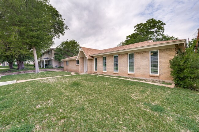 Photo - Beautifully Updated Home in the Heart of Irving – Prime Location!
