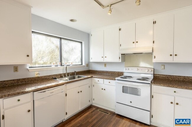 1216 Chatham Rdg
