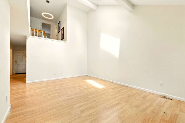 Photo - Gorgeous 3 Bed 2.5 Bath Townhome in Littleton! Unidad D