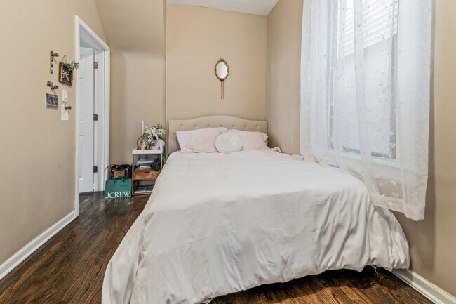 Photo - 3 bedroom in Chicago IL 60657