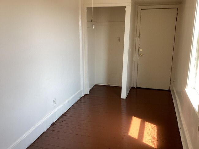 Building Photo - 769-771-771 W Windlake Ave Unit 769 Upper Rental
