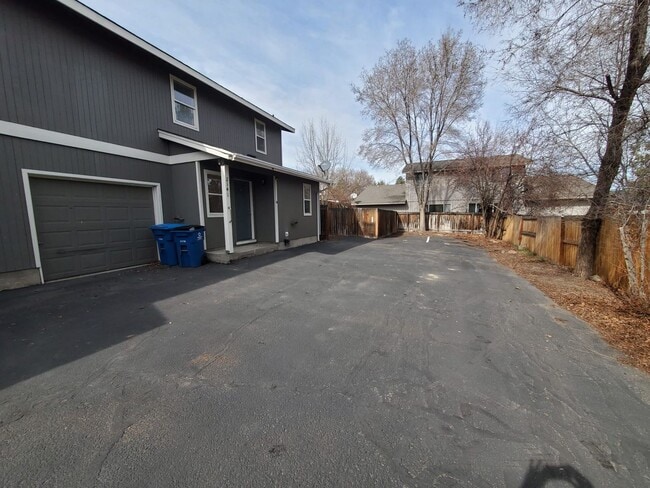 Building Photo - Quartz Ave 3plex/Ariserem-014 Unit 2141