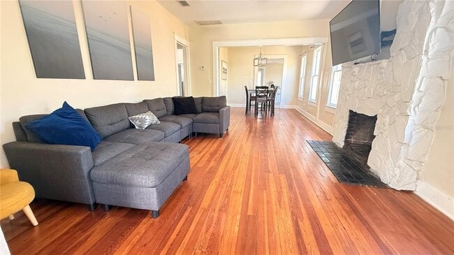 Photo - 905 Jones St