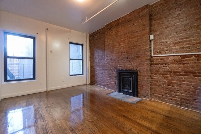 Building Photo - 156 W 15th St Rental