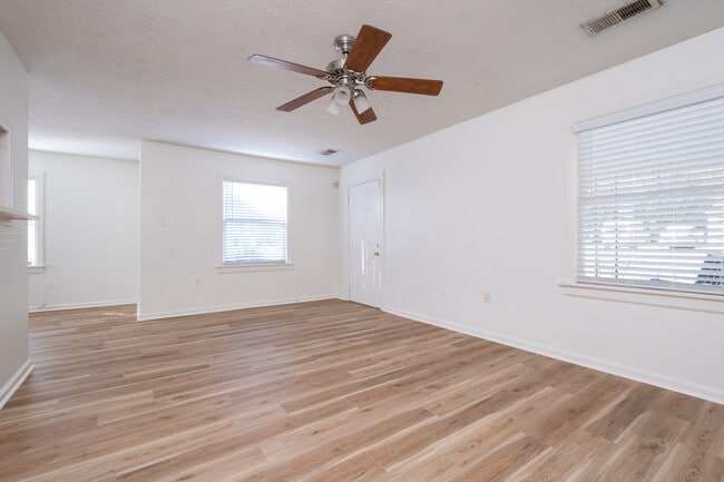 Photo - 1808 Iris St