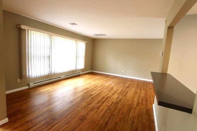 Building Photo - 6 Rocky Ridge Rd Rental