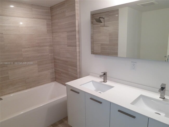 Photo - 1300 Brickell Bay Dr Unidad 1100