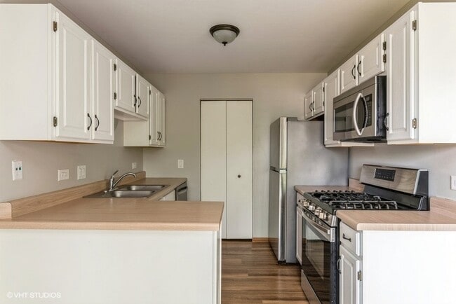 Photo - 302 Newport Ln