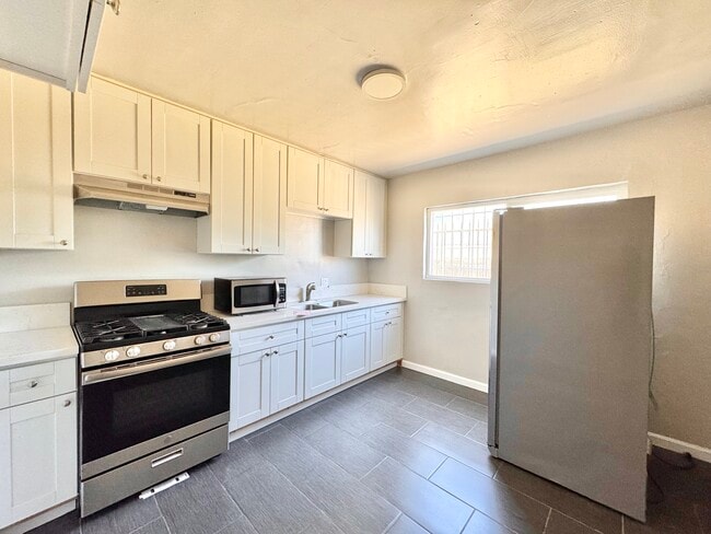 Building Photo - 10910 S Avalon Blvd Unit 6 Rental