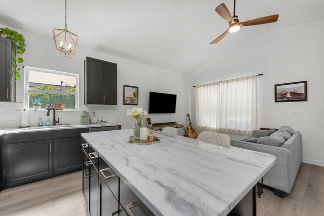 Photo - 208 E Yonge St