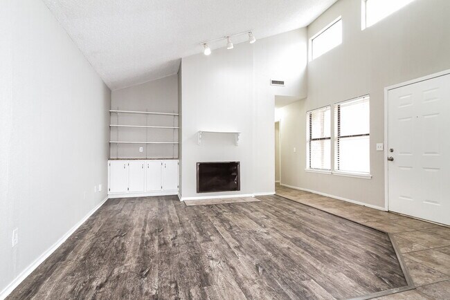 Photo - 1905 Oakhurst Ave