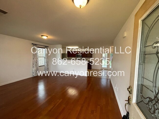 Building Photo - Great Location the spacious 3BR 3BA won't last long!