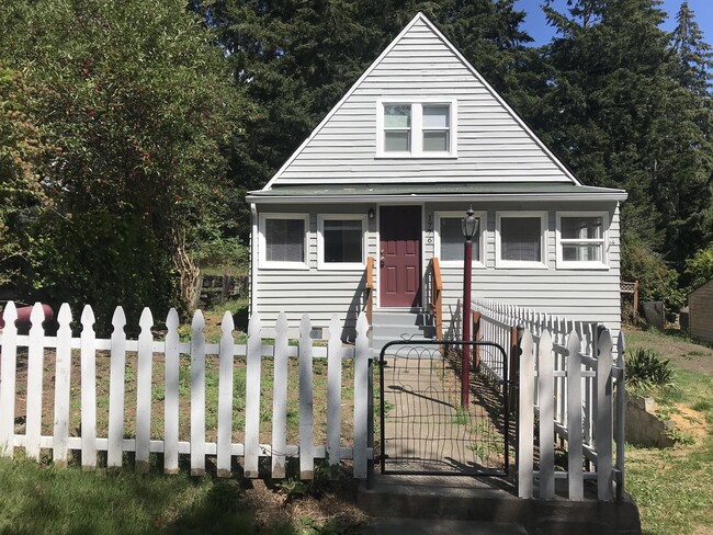 Building Photo - 1776 SE Stewart St Rental
