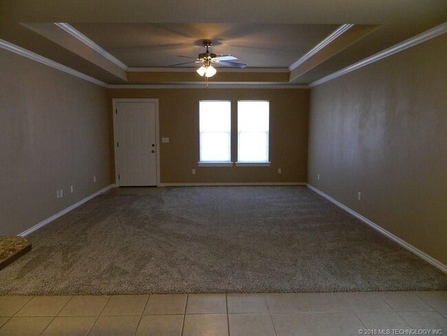 sala de estar grande - 610 Rolling Hills Dr