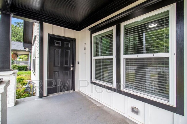 Photo - 751 Cascade Pl SW