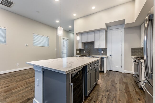 Building Photo - 806 Thornton Rd