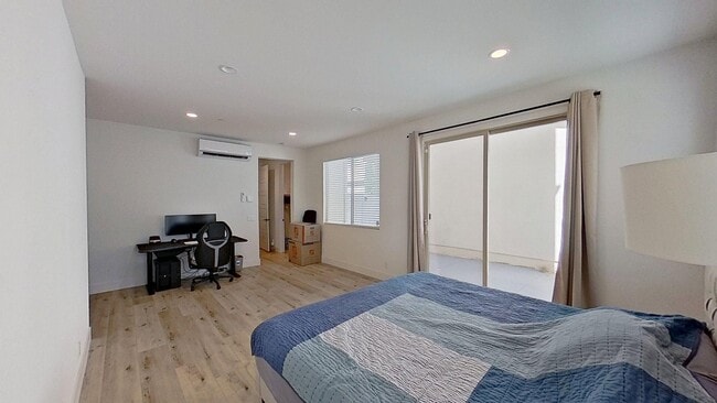 574 S Motif St