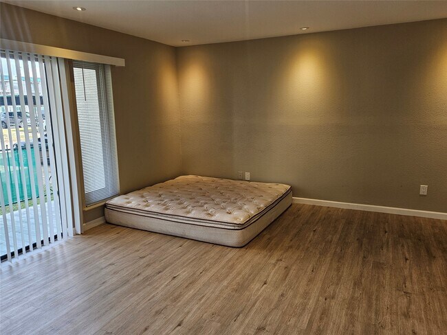 Photo - 2822 S Bartell Dr Unit 5