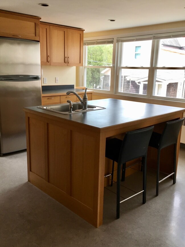 Sun-filled Kitchen with island - 26 Grove St