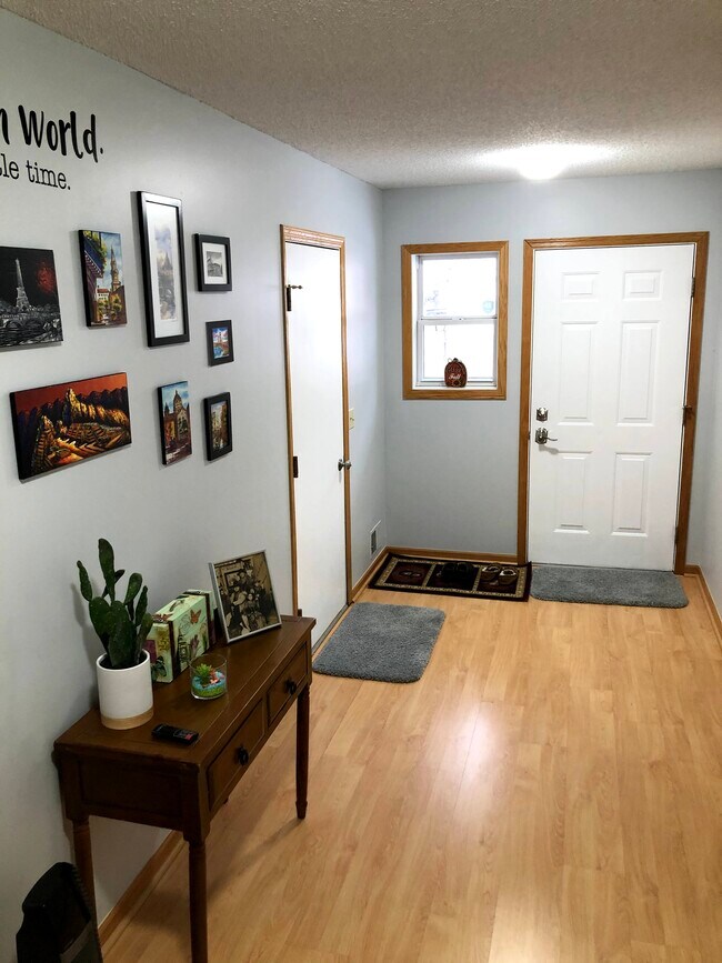 Puerta principal y puerta del garaje (izquierda) - 679 Woodduck Dr