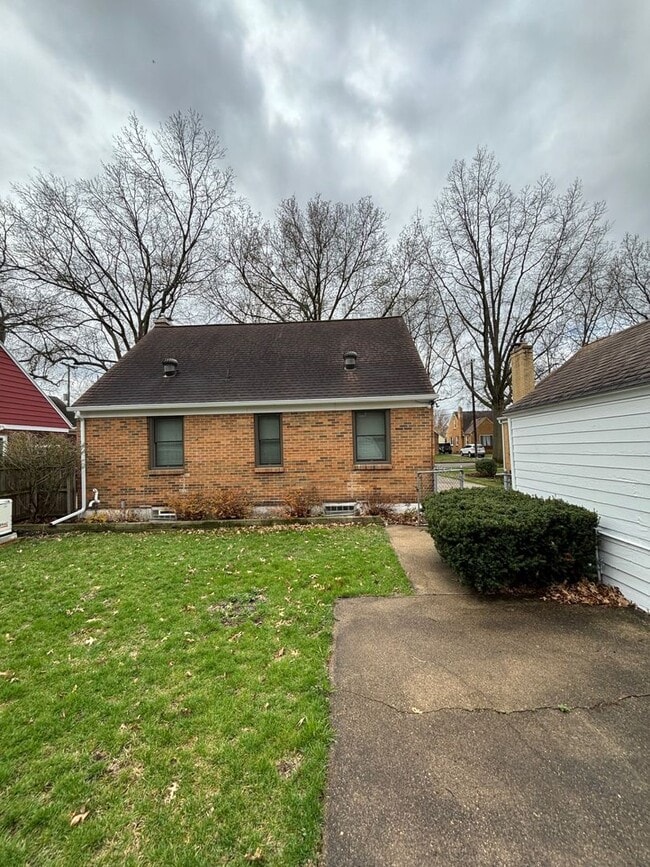 Photo - 709 Mulford Dr SE