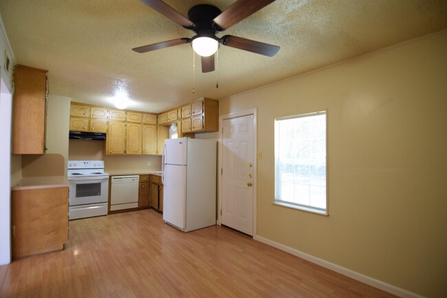 Photo - 705 Crockett Dr