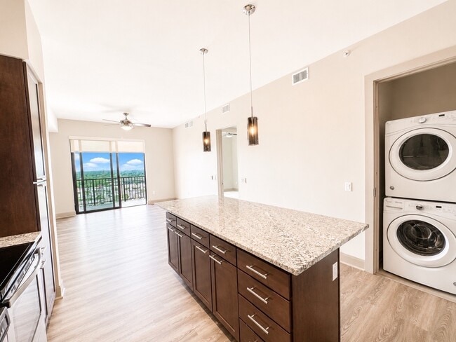 Building Photo - 9787 Katy Fwy Unit 1611