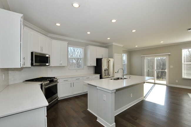 Photo - 927 Yorkshire Ln