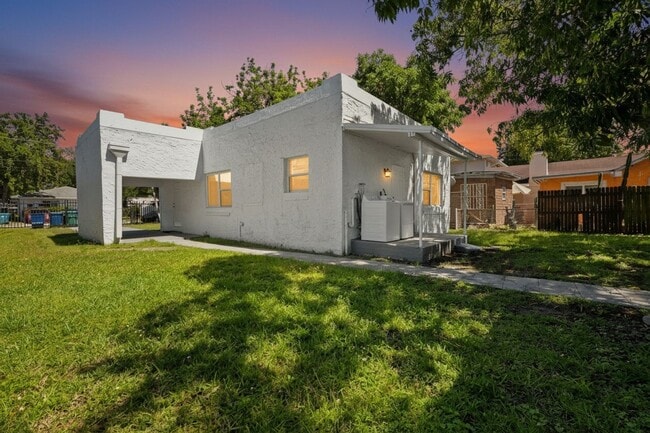 Photo - Charming 3-Bedroom Home in Miami - Comfortable Living in a Prime Location