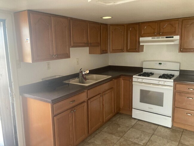 Photo - 644 E 2nd St