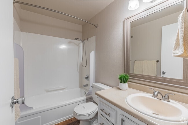 2BR, 1BA - 892SF - Bathroom