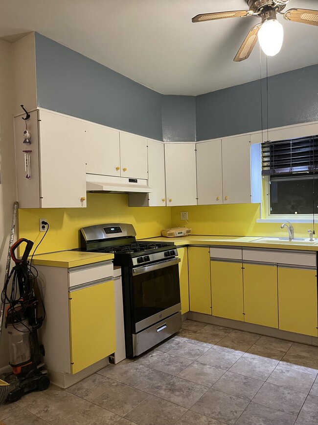 Building Photo - 2150 68th St Unit Apt 2