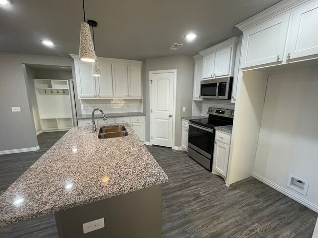 Photo - Spacious 3/2 with Large Lawn Area