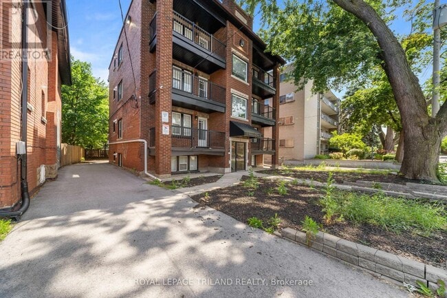 Photo - 15 Balmoral Ave S Unit 4