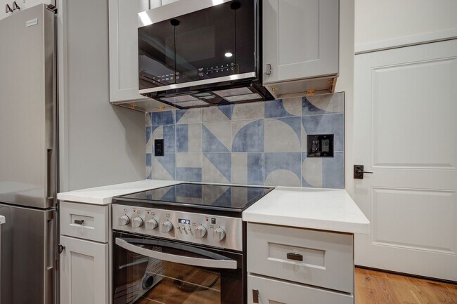 Photo - Spacious & Stylish Studio Apartment on W D... Unit B