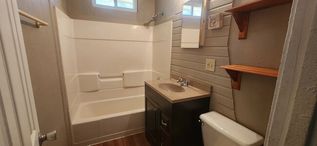Photo - Spacious 2 bedroom and 1 Bath home in Sout...