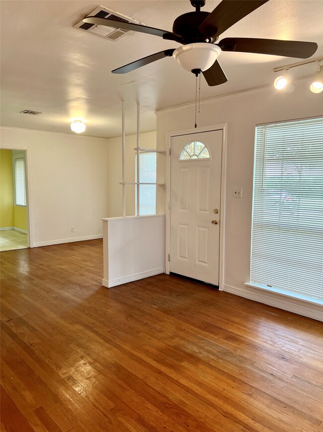 Photo - 4057 Woodfox St