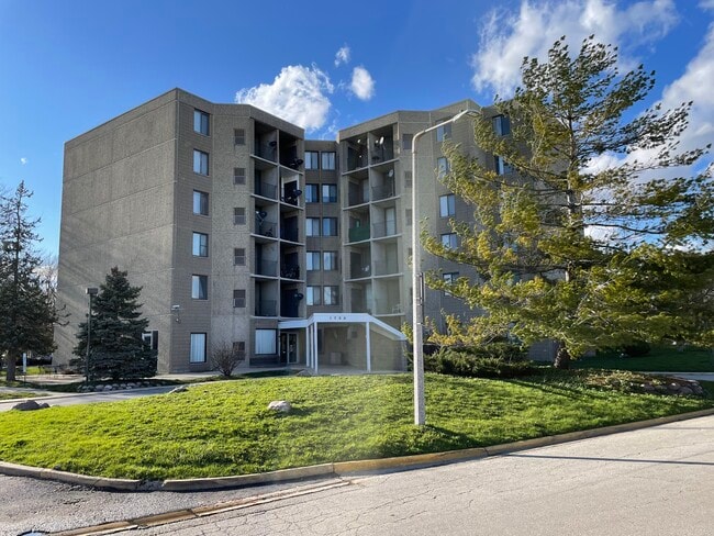 Building Photo - 1750 N Marywood Ave Unit 301