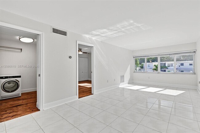Building Photo - 2690 SW 22nd Ave Unit 206