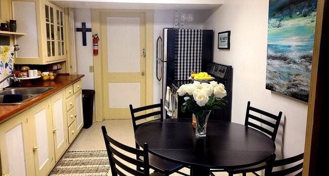 Building Photo - West Shore Apartments - 921 Unit 921-A