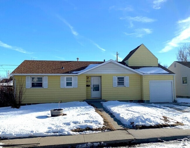 Building Photo - 2-bedroom 1 level with garage Rental