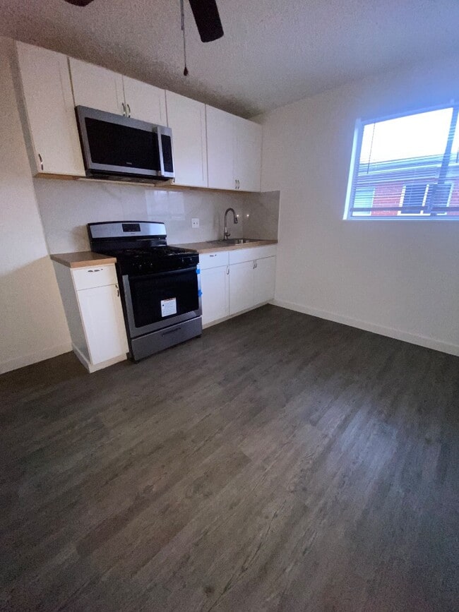 Building Photo - 815C Courtois Unit C