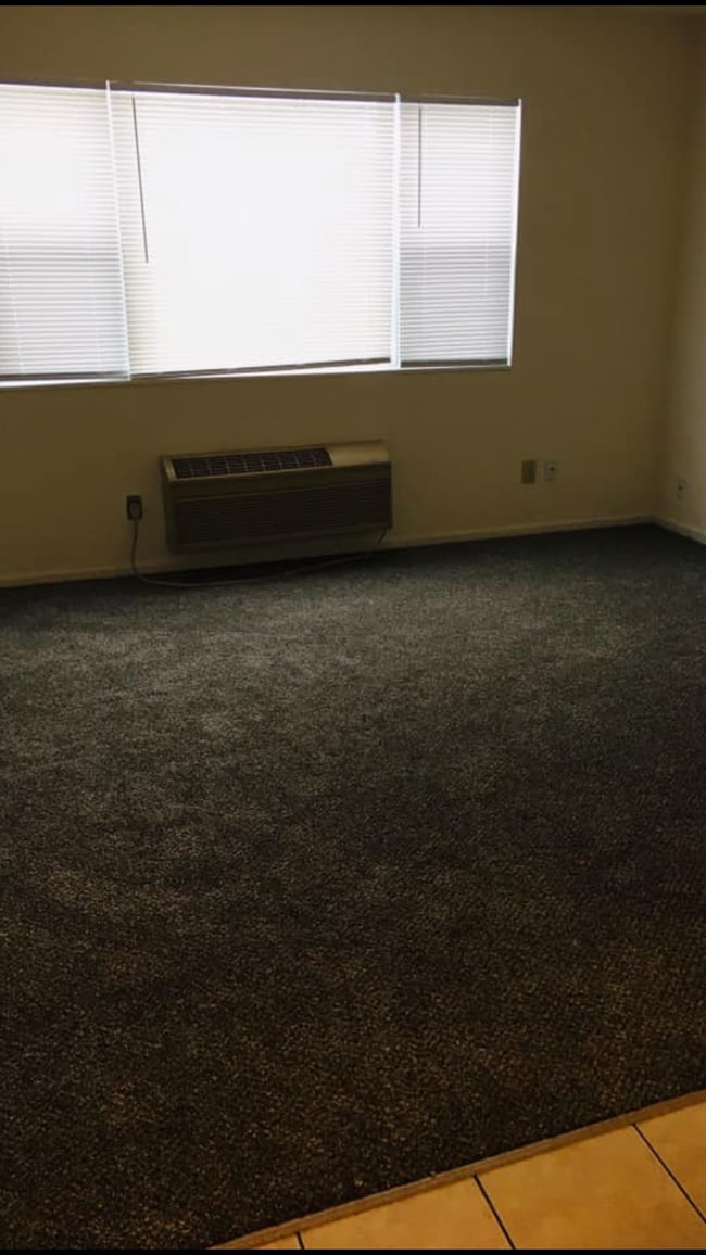 Building Photo - 20427 Clark St, Apt 4 Unit Apt 4