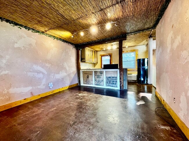 Photo - 557 N Limestone Unit 2