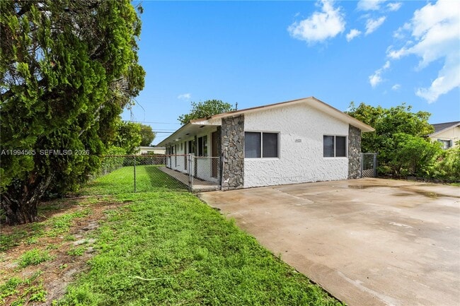 Building Photo - 6121 SW 40th Ct Unit B