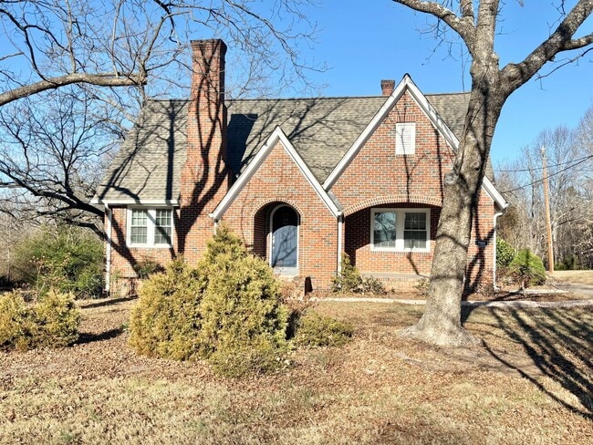 Building Photo - Spacious 3 Bedroom in Reidsville with an Office- Newly Renovated - Lawncare Included!