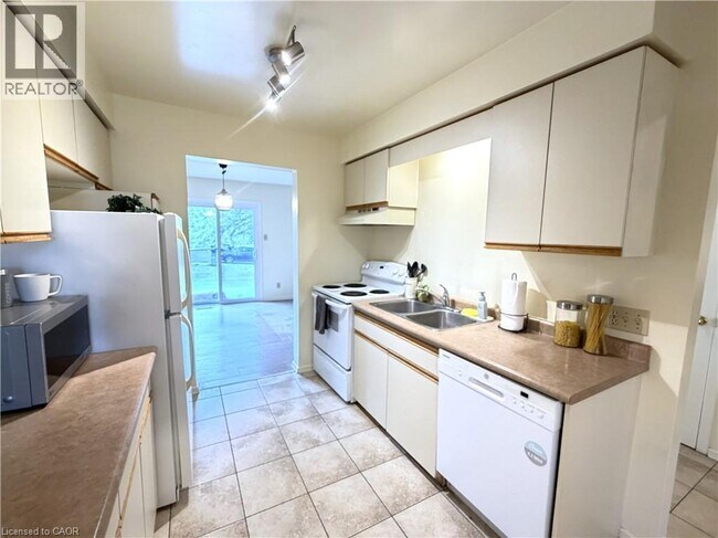 Photo - 395 Kingscourt Dr