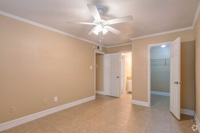 2BR, 2BA - 829SF