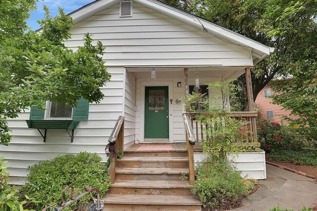 Building Photo - 608 Neal St