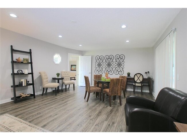 Photo - 2320 Jonquil Ln N